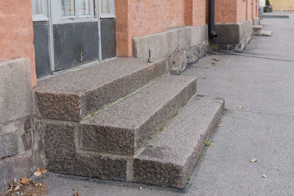 Tvister som berör fastigheter och boende är ofta komplexa och psykiskt påfrestande. När en oenighet utvidgas till en tung och kostsam rättsprocess sätts båda parters uthållighet på prov. Förlikning är ofta ett bättre alternativ för tvistlösning.