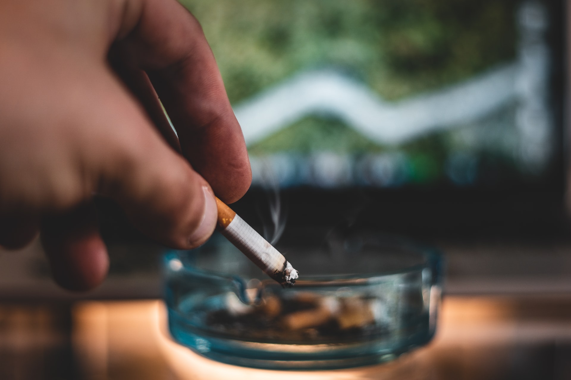 Lattialle tiputettu tupakantumppi aiheutti vakavan vaaratilanteen ja puolen miljoonan euron vahingot taloyhtiön asukkaille – Turun hovioikeus katsoi, että kyse oli törkeästä tuottamuksesta