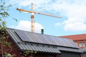 Tuore asunto-osakeyhtiölain muutos varmistaa sen, että taloyhtiöiden on aiempaa helpompi tehdä päätös aurinkopaneelien hankinnasta.