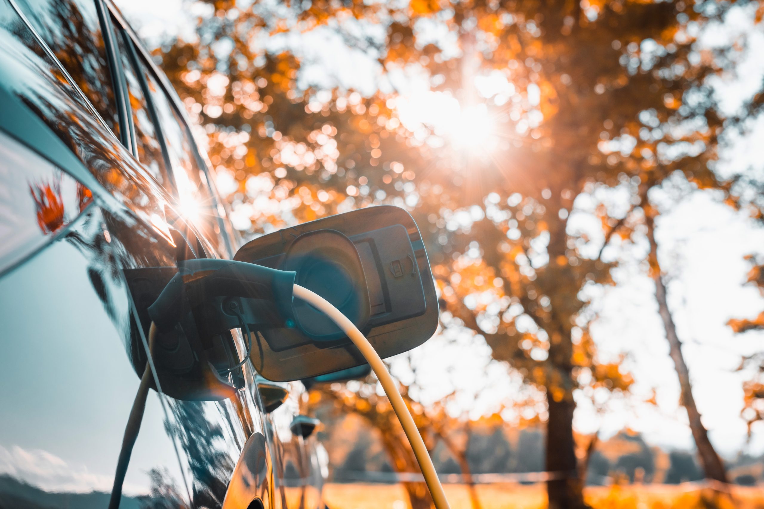 Sähköautojen latauspisteitä voidaan toteuttaa taloyhtiössä usealla eri tavalla niin hallinnollisesti kuin teknisestikin. Miten päätöksenteossa edetään, kun kyseessä on taloyhtiön hanke?