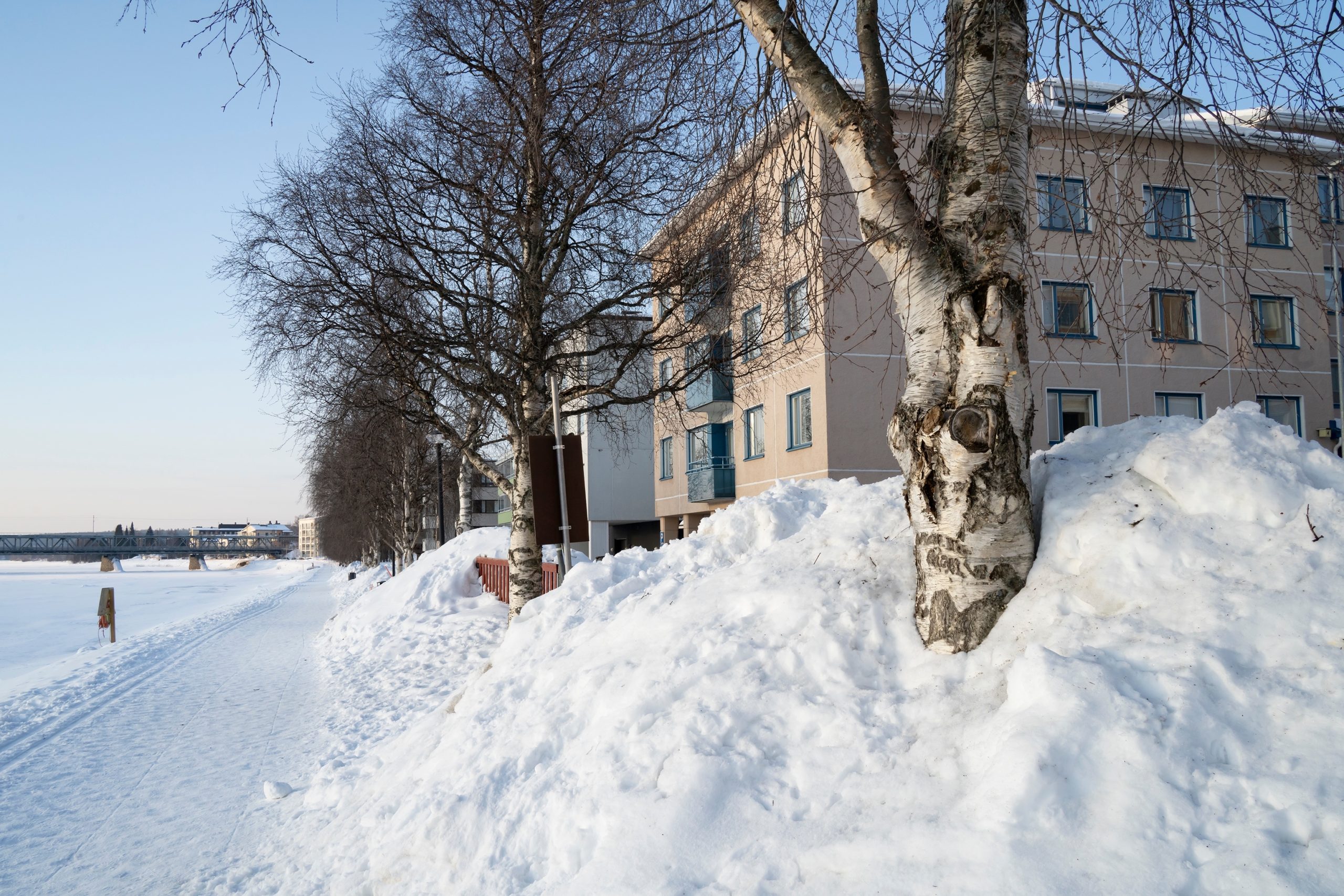 Mihin taloyhtiön lumet voidaan kolata? Korkeiksi kasvavat lumikinokset herättävät joka talvi pohdintaa taloyhtiöissä siitä, mihin lumet voidaan kolata. Erityisesti kaupunkialueilla ja pienillä tonteilla tilanpuute voi helposti johtaa siihen, että lunta päätyy alueille, jonne sen kasaaminen ei ole sallittua.