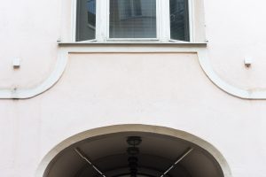 Taloyhtiön remonttien siirto johti oikeustaisteluun – asunnon ostajalle karvas tappio Uuden ullakkoasunnon ostaja koki joutuneensa harhaan johdetuksi, kun taloyhtiön remonttisuunnitelmat muuttuivat kaupanteon jälkeen. Oikeus ei nähnyt perusteita vahingonkorvauksille.