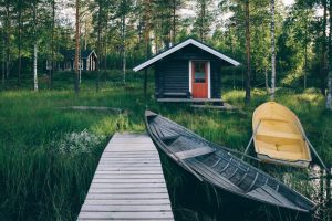 Kesämökin ostoa suunnittelevan kannattaa olla tarkkana, jotta unelmien kesäpaikka ei myöhemmin osoittaudu riesaksi ja rahasyöpöksi. Mitkä asiat täytyy selvittää perusteellisesti ennen kauppoja? Kokosimme keskeiset seikat, jotka jokaisen mökkiostajan on hyvä tietää aina rakennuksista rasitteisiin