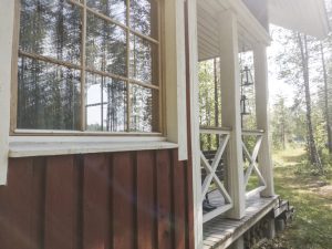 Den som funderar på att köpa en sommarstuga bör vara noggrann så att drömstället inte i efterhand visar sig bli en börda och en pengaslukare. Vilka saker måste man undersöka noga innan köp? Här har vi sammanställt de viktigaste punkterna som varje stugköpare bör känna till – från byggnader till servitut.