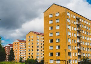 Isännöitsijän vastuu asuntokaupassa – varmista virheetön isännöitsijäntodistus (osa 4/4) Isännöitsijän laatimat asiakirjat ovat olennainen osa asuntokaupan päätöksentekoa. Mikäli niissä on virheitä tai puutteita, voi seurauksena olla vahingonkorvausvastuu ja jopa oikeudellista jälkipyykkiä.