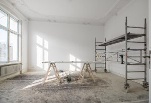 Osakehuoneiston yhdistäminen toiseen tai jakaminen kahdeksi erilliseksi asunnoksi voi olla houkutteleva ratkaisu tilantarpeen, sijoitusstrategian tai perhesyiden vuoksi. Projektiin liittyy kuitenkin pitkä lista hallinnollisia vaiheita aina taloyhtiön päätöksistä viranomaislupien hakemiseen. Selvittelytyö kannattaakin aloittaa ajoissa.