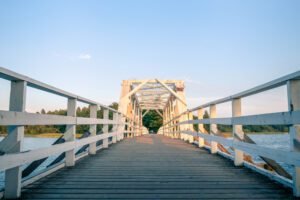 Kiinteistöihin ja asumiseen liittyvät riidat ovat usein monimutkaisia ja henkisesti kuormittavia. Kun erimielisyys laajenee raskaaksi ja kalliiksi oikeusprosessiksi, molempien osapuolten jaksaminen on koetuksella. Sovinto on usein parempi vaihtoehto riidanratkaisuun.