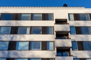 Perukirja täytyy tehdä aina kolmen kuukauden kuluessa vainajan menehtymisestä. Käytännössä perukirja voi kuitenkin jäädä tekemättä monista erilaisista syistä, kuten riitaisen kuolinpesän takia tai siksi, ettei perillisiä ole tai nämä eivät vain hoida perukirjoitusta kuntoon. Taloyhtiön näkökulmasta tämä voi merkitä pahimmillaan tilannetta, jossa kukaan ei maksa vastikkeita vainajan puolesta, vaikka asunto on edelleen kuolinpesän omistuksessa ja hallinnassa.