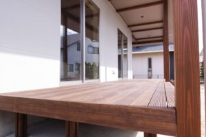 Kan säljaren begränsa sitt ansvar för dolda fel vid fastighetsköp. Ett ansvarbegränsningsvillkor kan vara ett nyttigt riskhanteringsverktyg för fastighetssäljaren, men endast om det är korrekt utformat och håller sig inom lagens ramar. Ett dolt fel, även kallat hemligt fel, är en av de vanligaste och mest komplicerade orsakerna till tvister vid fastighetsköp. Som namnet antyder avser det ett fel som säljaren inte kände till vid tidpunkten för köpet. Även om felet varit okänt är säljaren ansvarig för det. När ett dolt fel uppdagas bortfaller inte ansvaret på den grunden att säljaren har uppfyllt sin upplysningsplikt och köparen sin undersökningsplikt. I vissa fall förblir det dolda felet oupptäckt även av besiktningsmannen. Typiska dolda fel, särskilt i äldre fastigheter, är fukt- och mögelskador eller konstruktionsbrister.