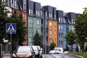 Lisä- ja muutostyöt ovat rakennusurakoissa enemmänkin sääntö kuin poikkeus. Ne aiheuttavat usein erimielisyyksiä, jotka saattavat hankaloittaa koko urakan etenemistä. Tilaajana voit hallita riskit huomioimalla nämä viisi perusasiaa.