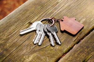 Voiko myyjä rajata vastuunsa piilevistä virheistä kiinteistökaupassa? Vastuunrajoitusehto voi auttaa kiinteistön myyjää hallitsemaan kauppaan liittyviä riskejä. Tämä edellyttää kuitenkin, että ehto on laadittu lain sallimissa rajoissa ja vastaa todellista tilannetta.