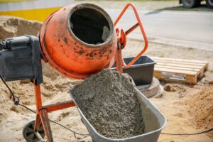 Pelkkä asumismukavuuden heikkeneminen ei vielä sellaisenaan riitä vuokran alentamiseen, ellei haitta ole laadultaan ja kestoltaan merkittävä. Kerrostaloasunnon vuokralaiset katsoivat olevansa oikeutettuja 15 prosentin vuokranalennukseen asunnon ulkopuolella tehtävien rakennustöiden aiheuttaman haitan vuoksi. Toistaiseksi voimassa oleva vuokrasopimus oli solmittu keväällä 2022, ja asunnon kuukausivuokra oli hieman yli tuhat euroa. Saman vuoden syksyllä taloyhtiön pihalla ja rakennuksen välittömässä läheisyydessä aloitettiin lisärakentamiseen liittyvät rakennustyöt. Vuokralaiset katsoivat työmaan heikentäneen merkittävästi heidän asumisolosuhteitaan.