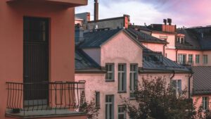 Hur kan bostadsbolaget identifiera begynnande ekonomiska svårigheter? Ökade kostnader, stigande räntenivåer och delägarnas obetalda vederlag har under de senaste åren orsakat utmaningar för många bostadsbolag. Begynnande problem kan dock övervinnas genom aktiv uppföljning av ekonomin och snabba korrigerande åtgärder.