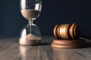 Ostaja vaati asuntokaupassa yli 180 000 euron hinnanalennusta rakennuksessa ilmenneiden vakavien vikojen perusteella. Hovioikeuden ratkaisussa painoi erityisesti ostajan enemmistöasema ja tosiasiallinen määräysvalta taloyhtiössä. Yritys osti kesällä 2017 kahden asuinhuoneiston osakkeet, joiden arvo oli yhteensä 1,33 miljoonaa euroa. Kyse oli saman rakennuksen kolmannessa kerroksessa sijaitsevista huoneistoista, jotka uuden omistajan oli tarkoitus yhdistää ja remontoida kauttaaltaan. Saman kesän aikana hän päätti ostaa vielä kahden muun huoneiston osakkeet muilta myyjiltä. Kauppojen jälkeen yrityksen omistuksessa oli 52 prosenttia asunto-osakeyhtiön osakekannasta. Kun yrityksen edustaja nousi syksyllä 2017 taloyhtiön hallituksen puheenjohtajaksi, sille muodostui tosiasiallinen määräysvalta taloyhtiön päätöksenteossa. Tähän lukeutuivat rakennuksen kuntoa koskevat selvitykset ja korjaushankkeet.