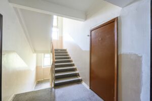 Miksi häiriövuokralaista on joskus vaikea häätää? Nämä syyt voivat pitkittää prosessia Taloyhtiöissä joudutaan joskus elämään häiriötä aiheuttavan vuokralaisen kanssa pitkään, vaikka ongelmat olisivat kaikkien tiedossa. Häätö ei kuitenkaan ole nopea päätös, vaan useista vaiheista koostuva juridinen prosessi.