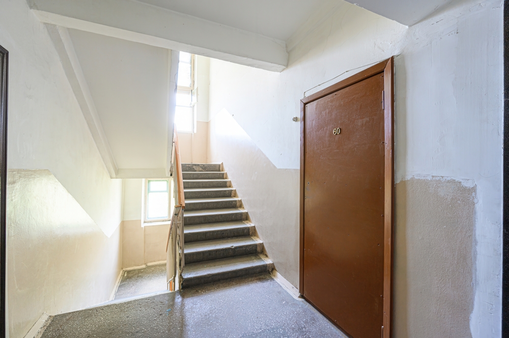 Miksi häiriövuokralaista on joskus vaikea häätää? Nämä syyt voivat pitkittää prosessia Taloyhtiöissä joudutaan joskus elämään häiriötä aiheuttavan vuokralaisen kanssa pitkään, vaikka ongelmat olisivat kaikkien tiedossa. Häätö ei kuitenkaan ole nopea päätös, vaan useista vaiheista koostuva juridinen prosessi.