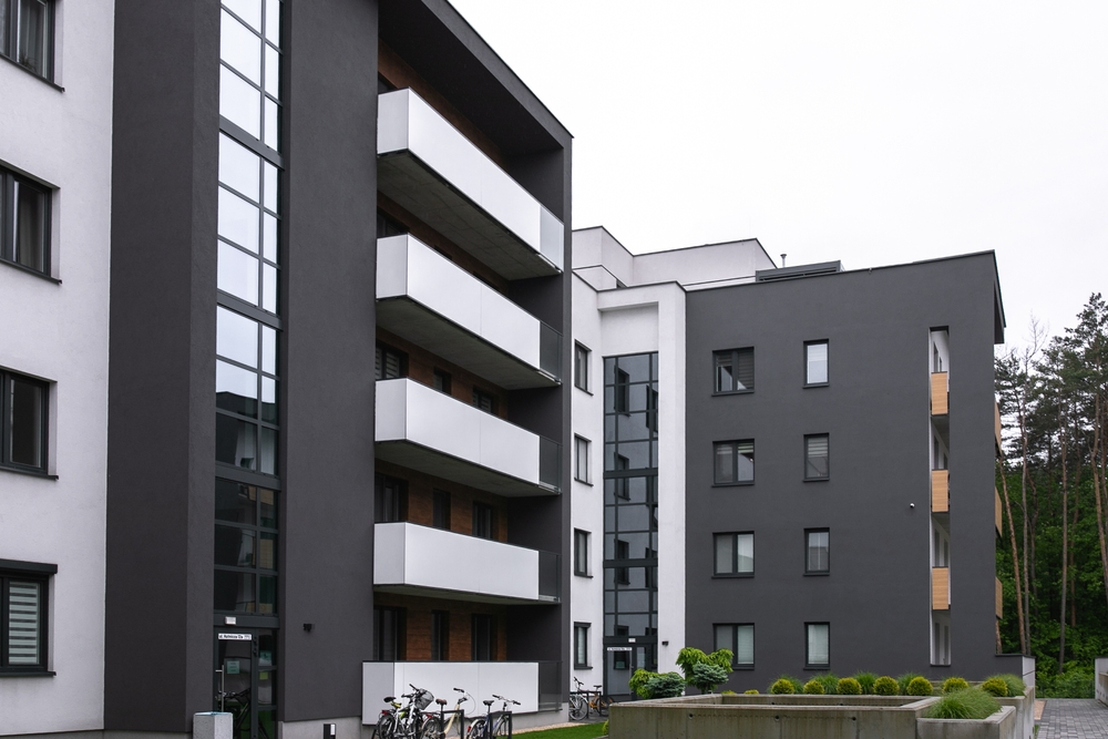 Asunto-osakeyhtiölain mukaan osakkeenomistajalla on oikeus saada asia yhtiökokouksessa käsiteltäväksi. Voidaanko yhtiökokouksessa muuttaa päätettävää asiaa kesken kokouksen, jos keskustelun aikana nousee asiassa esiin uusi näkökulma?