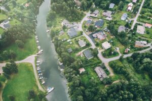 Elöverföringsledning på egen mark – vad bör markägaren veta? I Finland byggs just nu nya elöverföringsledningar, gas- och vätgasledningar samt infrastruktur som betjänar datacenter. Projekten sträcker sig ofta över privat mark och kan få långvariga konsekvenser för fastighetens användning och värde.