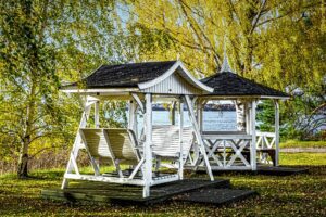 Yhteisomistus kiinteistöön voi syntyä yllättäen, esimerkiksi perinnön kautta. Toisaalta kiinteistö on voitu hankkia tarkoituksella yhdessä, mutta myöhemmin omistajien välinen tilanne muuttuu ja kiinteistöomaisuuden hallinnointi käy hankalaksi.