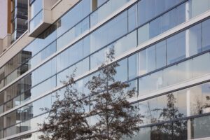 Taloyhtiöiden arkea määrittävä laki on päivittymässä tilanteessa, jossa asumisen pelisäännöt ovat muuttuneet nopeasti. Eduskunnan käsittelyssä oleva uudistus pyrkii vastaamaan sekä arjen ristiriitoihin että vaikeampiin tilanteisiin, joissa taloyhtiön toiminnan jatkaminen ei enää ole itsestään selvää.