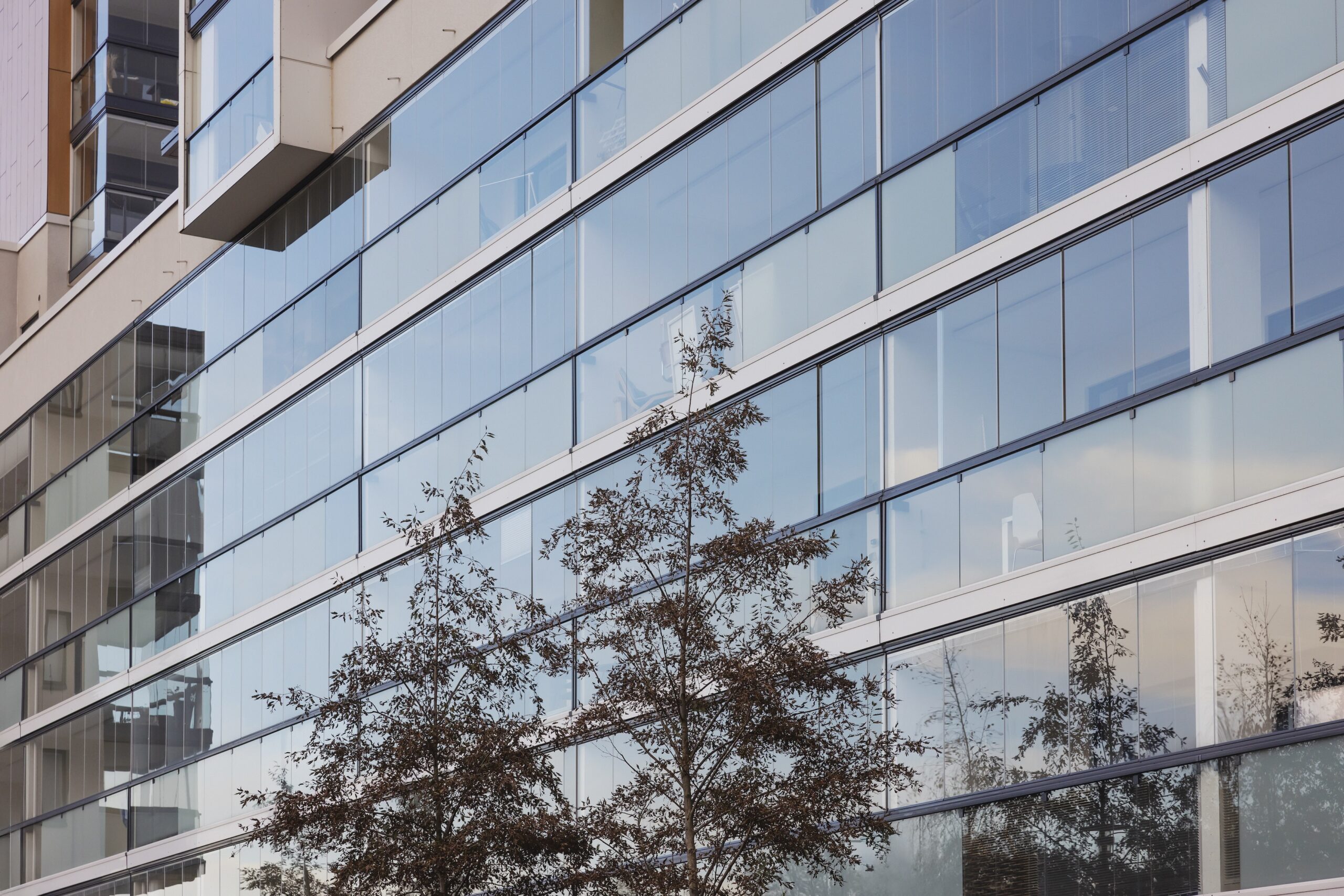 Taloyhtiöiden arkea määrittävä laki on päivittymässä tilanteessa, jossa asumisen pelisäännöt ovat muuttuneet nopeasti. Eduskunnan käsittelyssä oleva uudistus pyrkii vastaamaan sekä arjen ristiriitoihin että vaikeampiin tilanteisiin, joissa taloyhtiön toiminnan jatkaminen ei enää ole itsestään selvää.