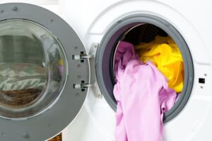 Mitä tehdä, jos asukas käyttää toistuvasti muiden varaamia pesuvuoroja, pesee pyykkiä ilman varausta tai antaa ulkopuolisten käyttää taloyhtiön pesutupaa? Voiko hallitus kieltää pesutuvan käytön?