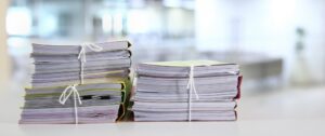 Kokousasiakirjat sähköiseksi – onko se mahdollista? Tulostellaanko teillä edelleen kaikki yhtiökokouksen asiakirjat paperille ja postitetaan osakkaille? Monessa taloyhtiössä näin tehdään – ja kokouskutsusta onkin kasvanut aika kunnon nippu paperia. Mutta onko pakko?