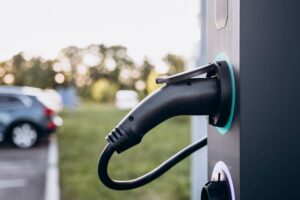 Oikeudessa kiisteltiin, pitääkö autopaikattoman osakkaan maksaa latausinfrasta