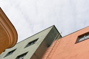 Onko isännöitsijällä oikeus osallistua hallituksen kokoukseen?