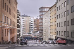 Yhtiöllä on aina oltava hallitus. Yhtiössä on oltava isännöitsijä, jos yhtiöjärjestyksessä niin määrätään tai yhtiökokous niin päättää. Isännöitsijä ja hallitus muodostavat yhtiön johdon. Miten vastuut jakautuvat isännöitsijän ja hallituksen välillä.